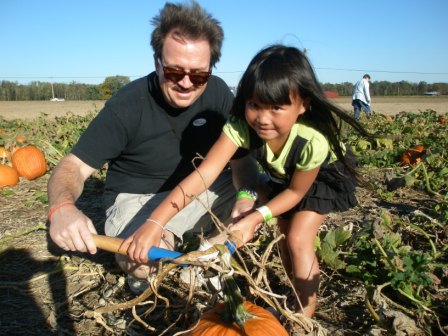 Daddy and Kasen picking a pumpkin